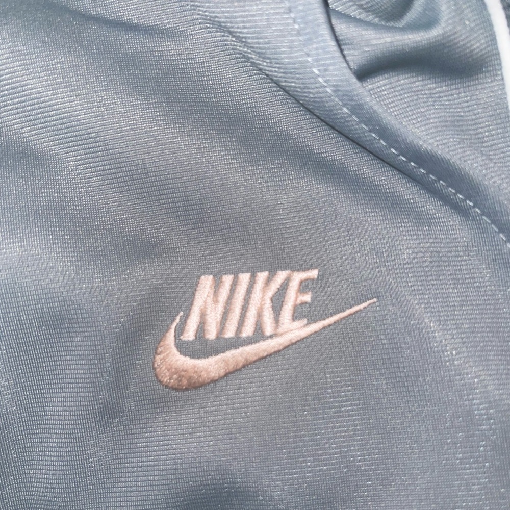Nike - Picture 2 of 4